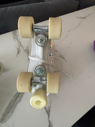 Patines en línea blancos con detalles iridiscentes