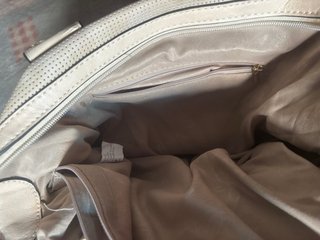 Bolso Beige Perforado con Cierre de Candado