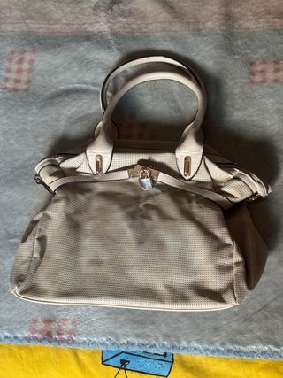 Bolso Beige Perforado con Cierre de Candado