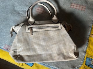 Bolso Beige Perforado con Cierre de Candado