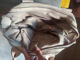 Bolso Beige Perforado con Cierre de Candado