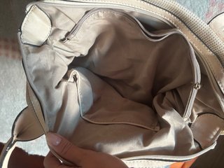 Bolso Beige Perforado con Cierre de Candado