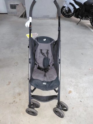 Carrito de bebé negro