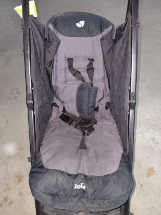Carrito de bebé negro