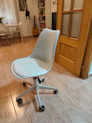 Silla de oficina giratoria blanca