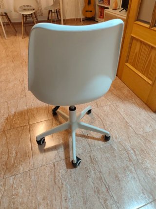 Silla de oficina giratoria blanca
