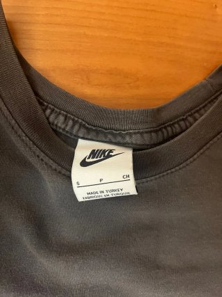 T-shirt Nike grigia con logo
