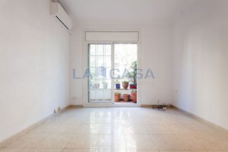 Piso en venta en El Camp de l'Arpa del Clot en Barcelona