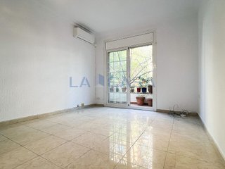 Piso en venta en El Camp de l'Arpa del Clot en Barcelona