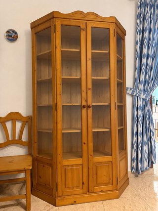 Vitrina de cristal y madera