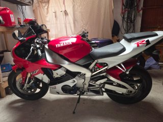 Yamaha R1 Roja y Blanca