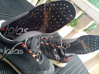 Zapatillas de seguridad negras y naranjas