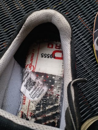 Zapatillas de seguridad negras y naranjas