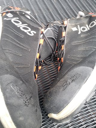 Zapatillas de seguridad negras y naranjas