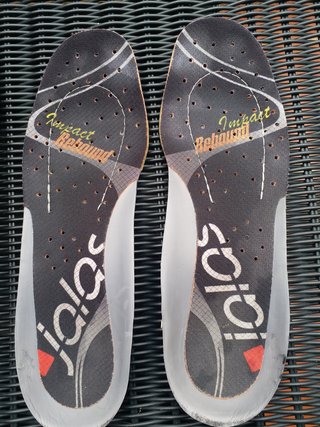Zapatillas de seguridad negras y naranjas