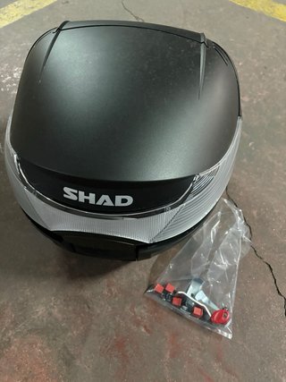 Baúl Moto Shad 33 Negro Como nuevo  1 mes de uso
