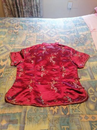 Blusa oriental roja y dorada