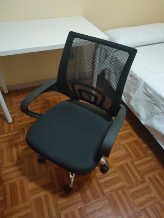 Silla de oficina negra con ruedas