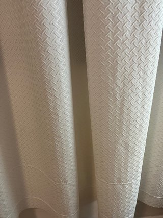Cortinas blancas rotas con textura