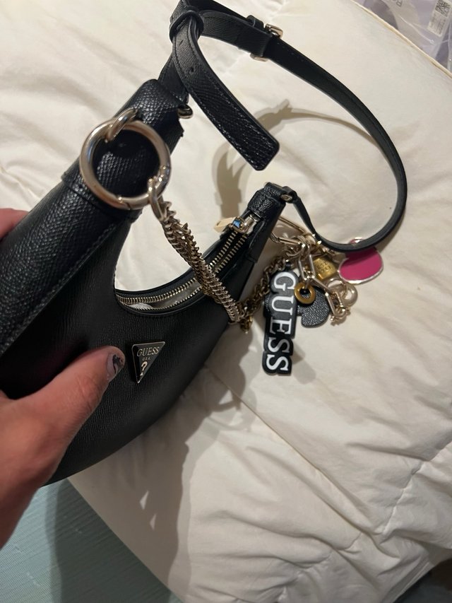 Bolso Guess Negro con Cadena Dorada y Candado