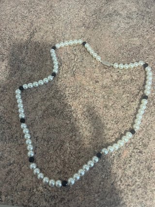 Collana perle bianche e nere
