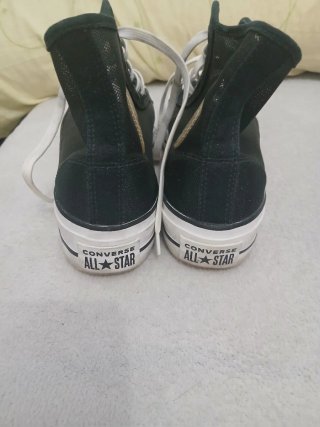 Zapatillas deportivas altas negras y blancas