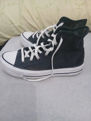 Zapatillas deportivas altas negras y blancas
