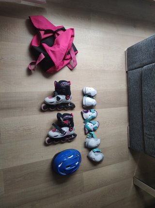 Patines en línea, casco, protecciones y bolsa
