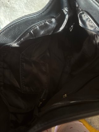 Bolso negro con detalles dorados