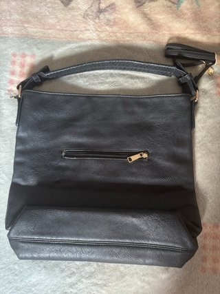 Bolso negro con detalles dorados