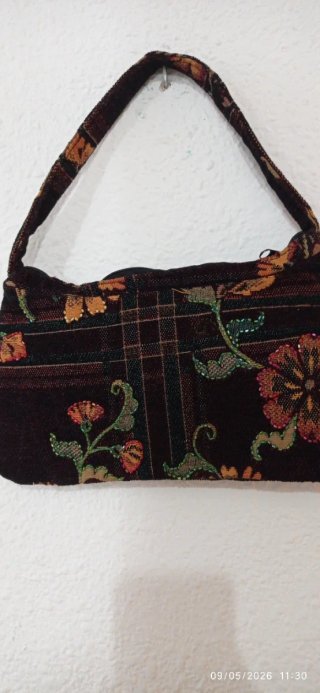 Elegante cartera de mano con flores