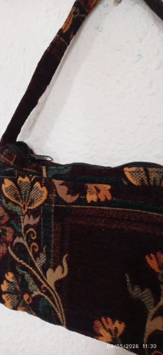 Elegante cartera de mano con flores