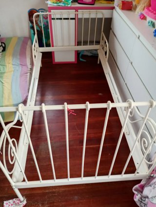 Estructura de cama metálica blanca