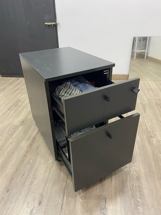 Cajonera de oficina oscura, con cerradura y llave