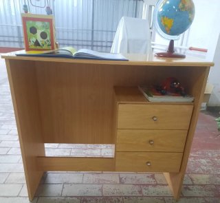 Cama, mesita y escritorio de madera