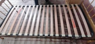 Cama, mesita y escritorio de madera