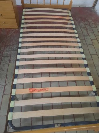 Cama, mesita y escritorio de madera