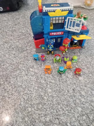Comisaría Superthings con figuras