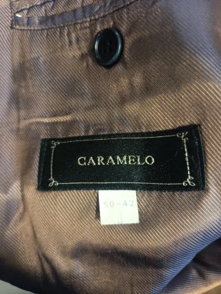 Traje de hombre azul marino de Caramelo.