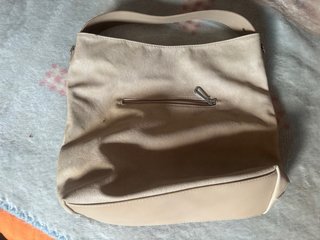Bolso beige con estrellas plateadas