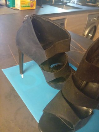 Sandalias de tacón alto azul y negro