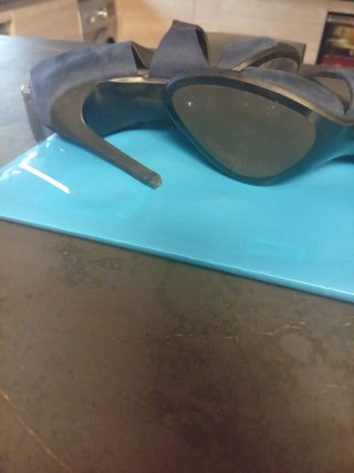 Sandalias de tacón alto azul y negro