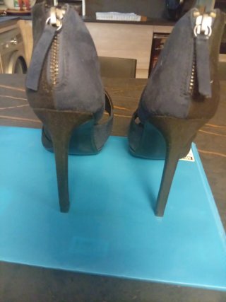 Sandalias de tacón alto azul y negro