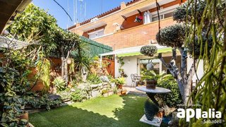 Casa adosada en venta en Les Arenes - La Grípia  Can Montllor en Terrassa