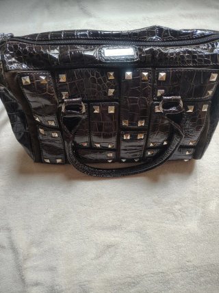 Bolso charol marrón con tachas