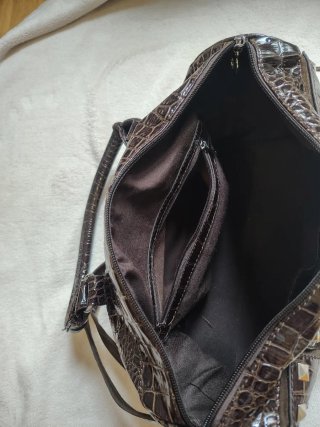 Bolso charol marrón con tachas