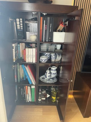 Mueble de madera oscuro con puertas
