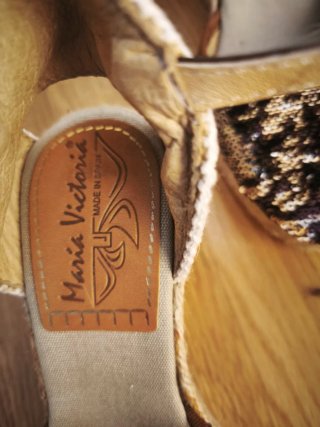 Zapatos de cuña beige y negros