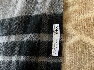 Sciarpa Zara a quadri grigio e nero