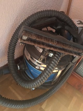 Aspirador con manguera y cepillo